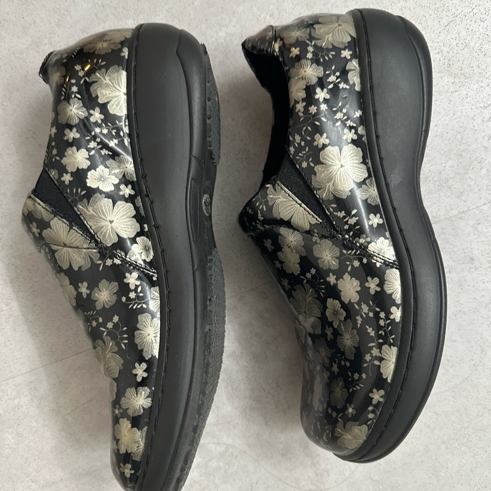 Spring Step Rain Shoes Size 6 - image 4